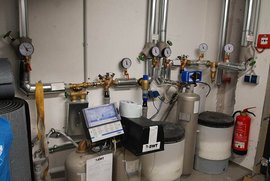 Ein System aus Rohren und Tanks, das zur Wasseraufbereitung dient, mit verschiedenen Druckanzeigen und Steuerungselementen.