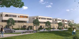 Moderne Wohnhäuser mit großen Fenstern und Steinverkleidung, umgeben von grünen Rasenflächen und Bäumen.